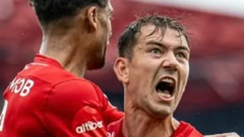 拜合拉木深圳拳击赛逆转瞬间爆发冲突：对手被红牌罚下，现场惊现失控局面